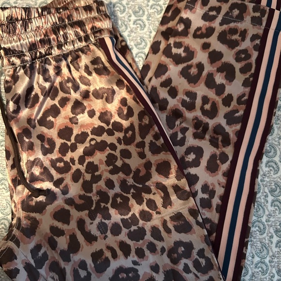 MOTHER The Lounger Ankle Pants in wildcat size M slight thread mark on leg shown - Picture 3 of 6